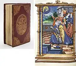 Livre ancien avec enluminures.
