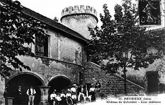 La cour intérieure du château du Colombier au début du XXe&nbsp;siècle.