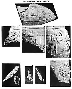 Massue du roi Scorpion : sur le registre supérieur, photo 1 : le signe de la montagne, le canidé de Seth, le signe de Min, le canidé de Seth, photo 5 : e faucon sur un croissant ; sur le registre avec le roi Scorpion : photo 4 : le placenta royal, photo 7 : le canidé d'Oupouaout.