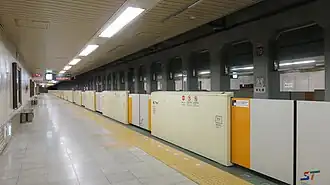 Un quai latéral.
