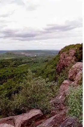 Vue depuis les falaises de Higby Mountain.