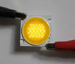 Lampe avec DEL COB sous-alimentée, montrant les DEL intégrées