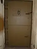 Porte blindée à deux vantaux avec volet mobile, du bunker du site Hillman.