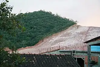 Déforestation de la forêt humide à Rio de Janeiro pour l'extraction d'argile