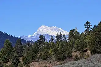 Le versant sud vu depuis la route entre Jakar et Ura.
