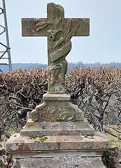 Ancienne pierre tombale du cimetière.
