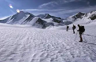 Randonnée glaciaire avec encordement long.