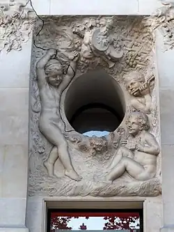 La Danse (1898), façade de l'Élysée Palace Hôtel, Paris, avenue des Champs-Élysées.