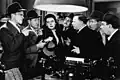 De gauche à droite : Frank Jenks, Roscoe Karns, Rosalind Russell, Porter Hall, Gene Lockhart, Regis Toomey et Cliff Edwards.