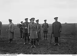 Photographie d'un groupe d'officiers donc le prince et Charles Rosenthal.