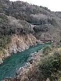 Photo couleur montrant une rivière dans un paysage de montagne.