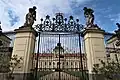 La porte Hercule entre la cour d'honneur et le parc du château.