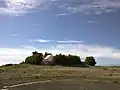 L'église Notre-Dame-la-Blanche sur son petit monticule.