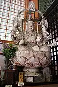 Statue de Benzaiten, un torii et Ugajin visibles sur sa tête.