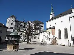 Cour intérieure et la chapelle Saint-Georges.