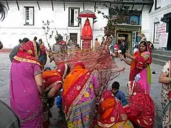 Femmes préparants le bûcher du Holika Dahan à Katmandou, effigie de la démone Holika, sœur de Hiranyakashipu, qui sera brûlé la nuit.