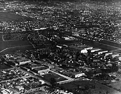 Vue aérienne (noir et blanc) d'entrepôts.
