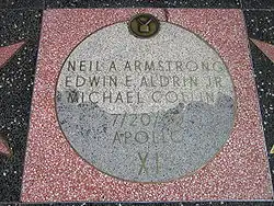 Plaque commémorative sur un trottoir.