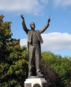 Statue en taille réelle montrant Holst dirigeant