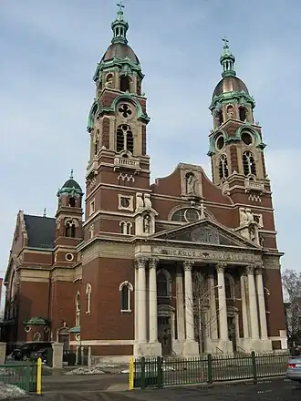 L'église de la Sainte-Croix, de styles classico-baroque.
