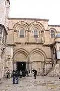 Façade : entrée de la basilique