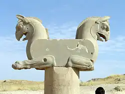 Chapiteau Griffin à Persépolis. Les poutres de toit ont vraisemblablement reposées sur la face supérieure plate