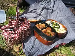Boite en bois, entourée par une pièce de tissu appelée furoshiki