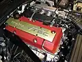 Le moteur de la Honda S2000 se trouve clairement derrière le sommet des tours d'amortisseurs.