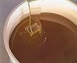 Mise en pot du miel (après maturation).