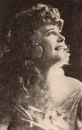 Allene Ray, dans le film Honeymoon Ranch, en 1920.