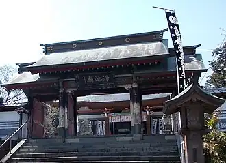 Porte à Jōchibyō, tombe de Katō Kiyomasa au Honmyō-ji à Kumamoto.