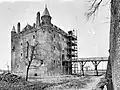 Le bâtiment principal pendant la restauration après le bombardement