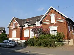 Des habitations groupées par deux.