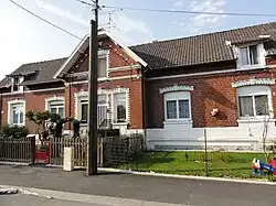 Des habitations groupées par deux.