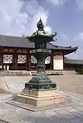 Lanterne en bronze au Hōryū-ji.