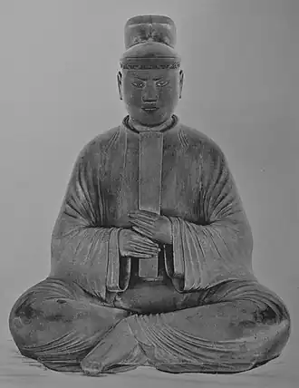 Le prince Shōtoku assis, XIIe&nbsp;siècle, époque de Heian, bois coloré et découpe de feuille d'or sur bois, hauteur: 84,2 cm, temple Hōryū-ji, Ikaruga, préfecture de Nara, temple   Hōryū-ji.