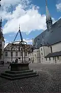Cour intérieure : puits, salle Saint-Louis et toit de la grande salle en ardoises.
