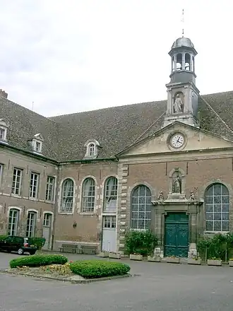 Façade des hospices de Seurre (Hôtel-Dieu du XVIIe&nbsp;siècle).