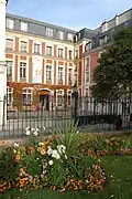 No 8 : ancien hôtel Duret de Chevry.