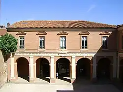 Saint-Jean : cour.