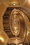 L'escalier de l'hôtel, photographié depuis le rez-de-chaussée en 2016