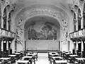 Salle de bal (avant 1925), à gauche et à droite de la scène, les figures qui étaient parfois voilées
