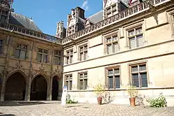 Vue de la cour et de sa galerie.