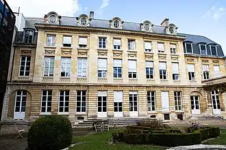 Façade rue Eugène-Desteuque.