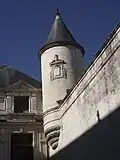 Vue depuis la cour d'honneur de la tourelle Sud du mur d'enceinte.