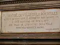 Plaque ornant la cheminée et qui rappelle la lourde restauration subit par l'édifice