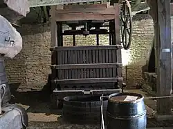 Pressoir vertical à roue latérale (XIXe&nbsp;siècle).