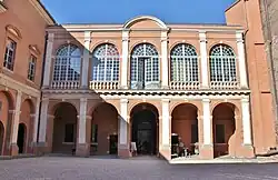 Saint-Jean : façade sur cour.