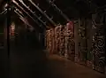 Intérieur d'une maison commune, travail du bois (1)