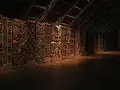 Intérieur d'une maison commune, travail du bois (2)